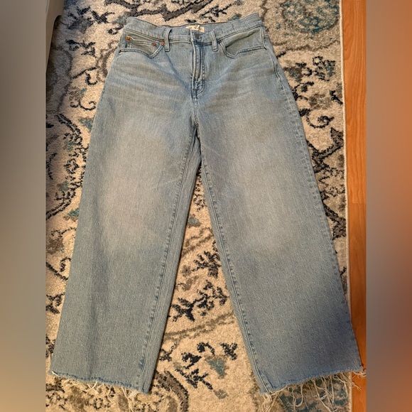 Madewell Denim - Madewell women’s wide leg crop jeans. Frayed hem. Tag size 29. Light wash denim
